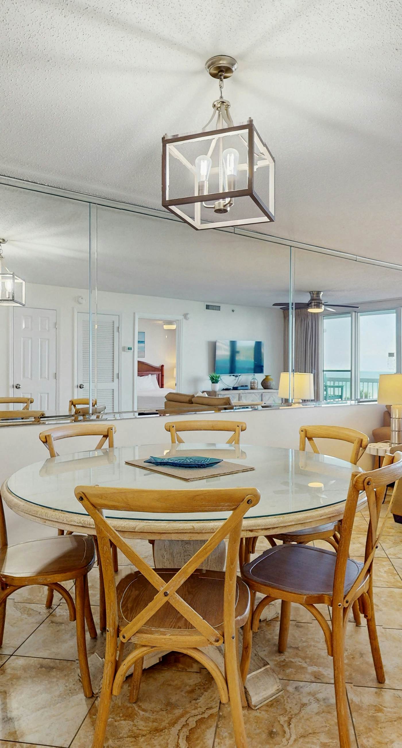 Beachfront Condo, gorgeous views, shared pool and beach access