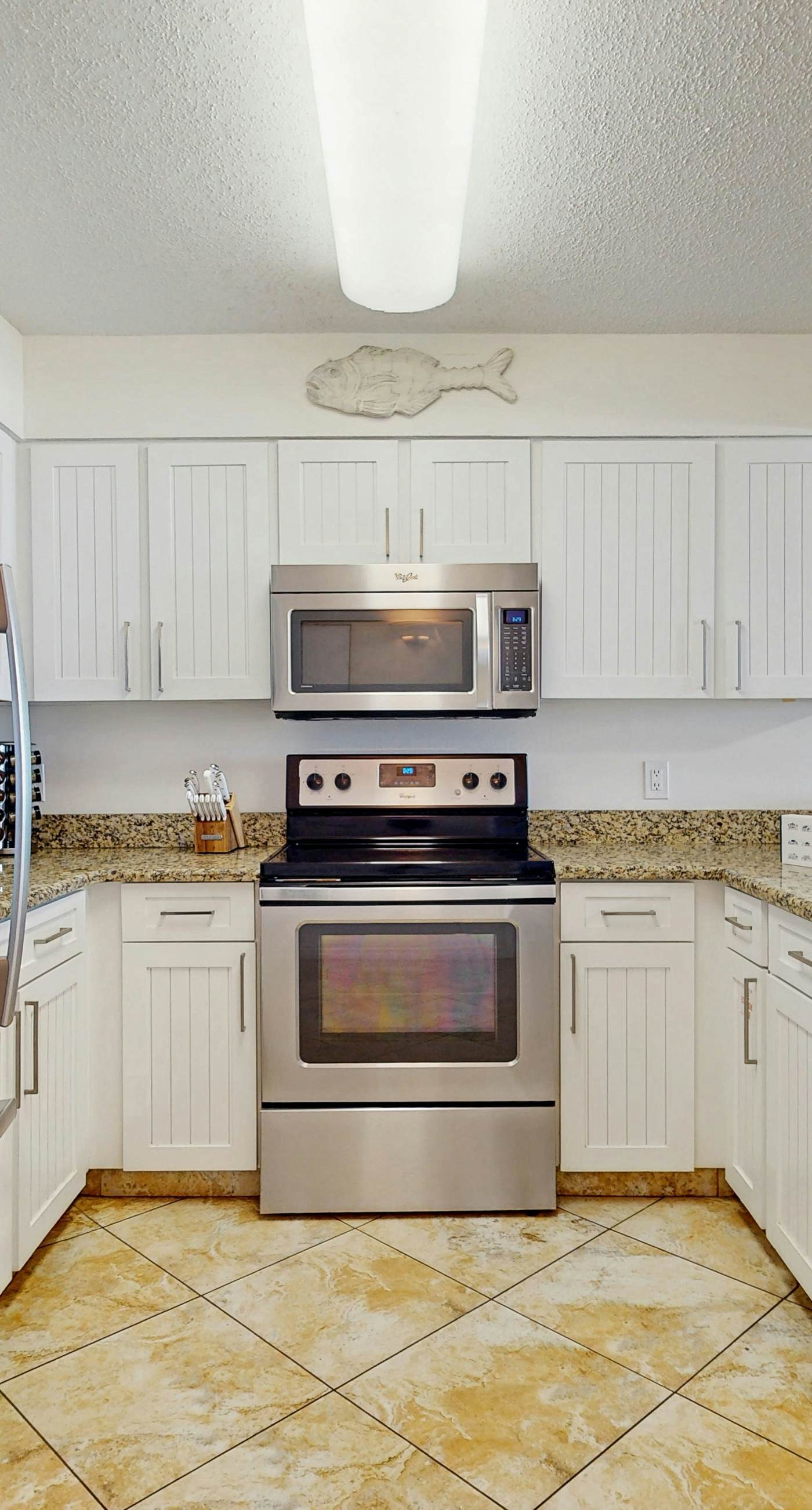 Beachfront Condo, gorgeous views, shared pool and beach access