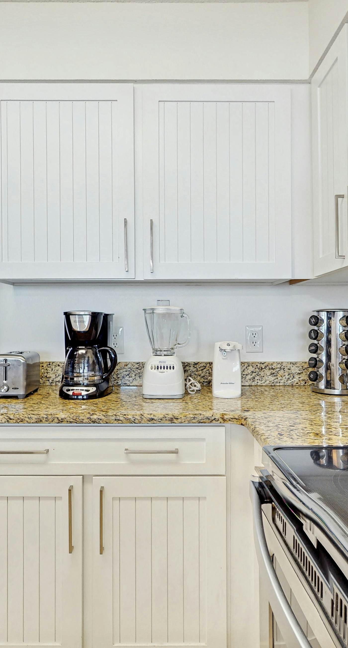 Beachfront Condo, gorgeous views, shared pool and beach access