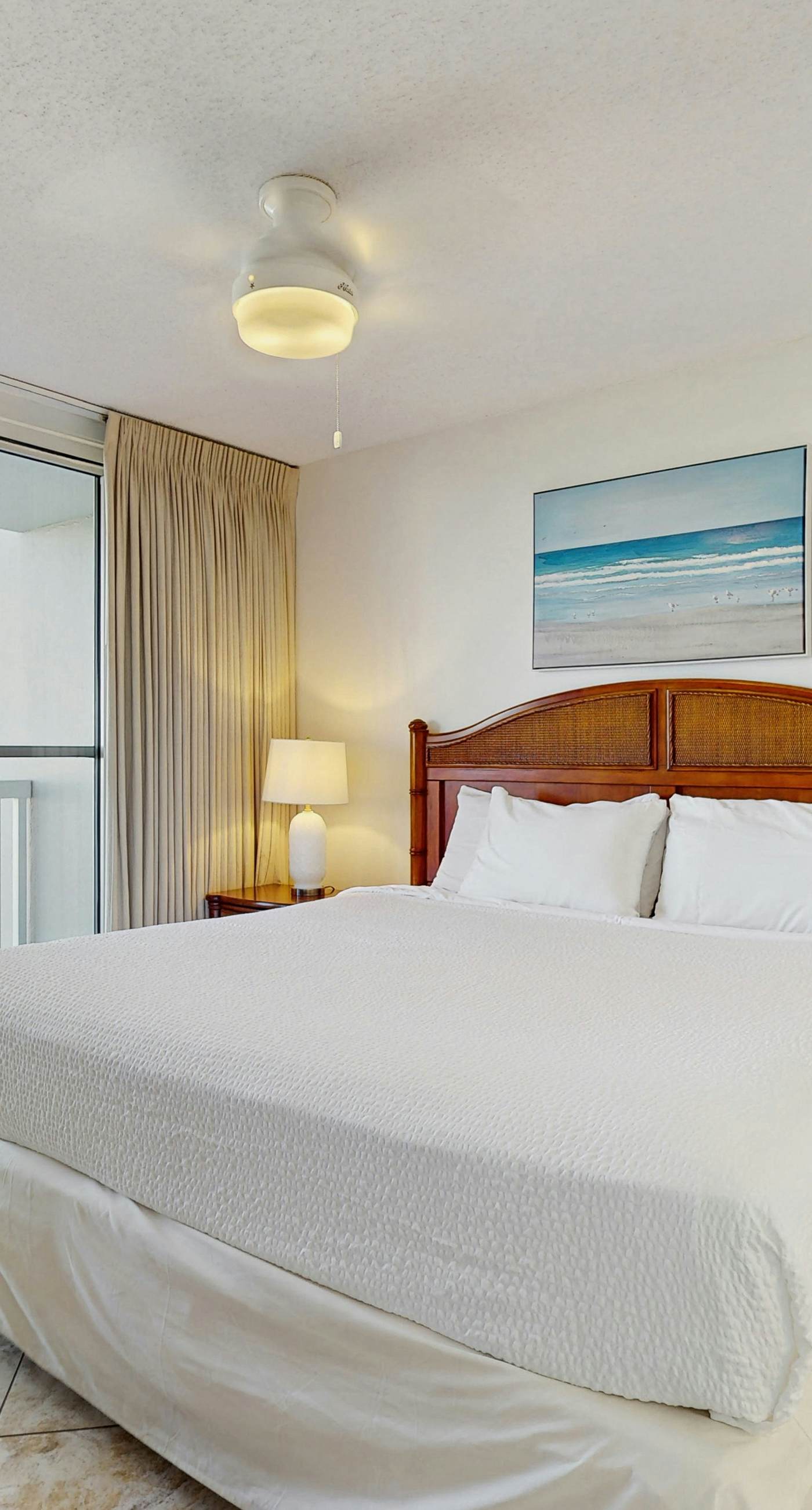 Beachfront Condo, gorgeous views, shared pool and beach access