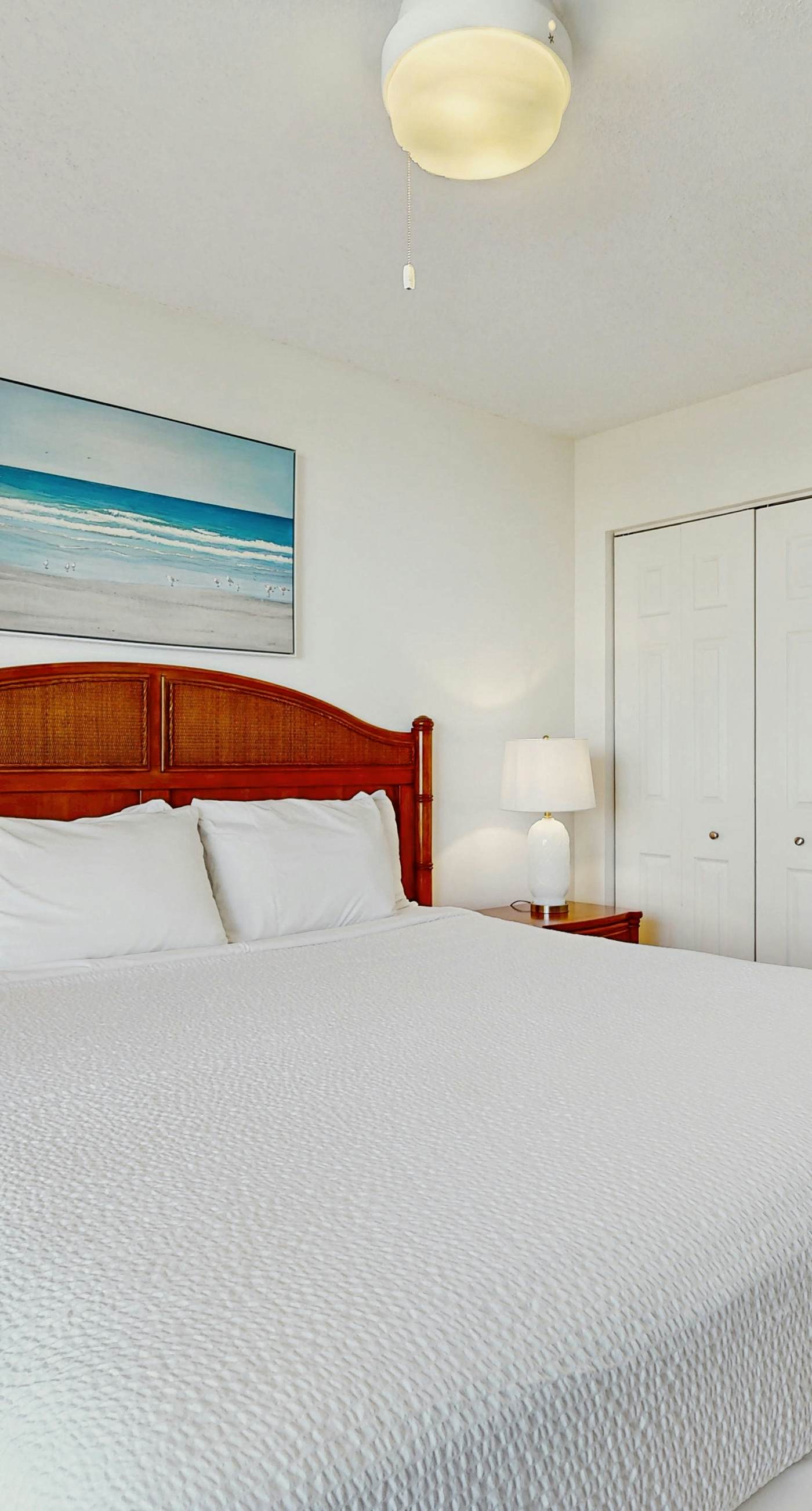 Beachfront Condo, gorgeous views, shared pool and beach access