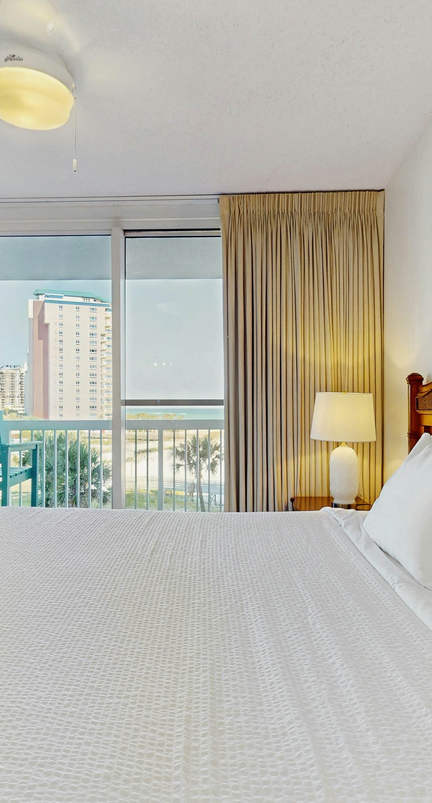 Beachfront Condo, gorgeous views, shared pool and beach access