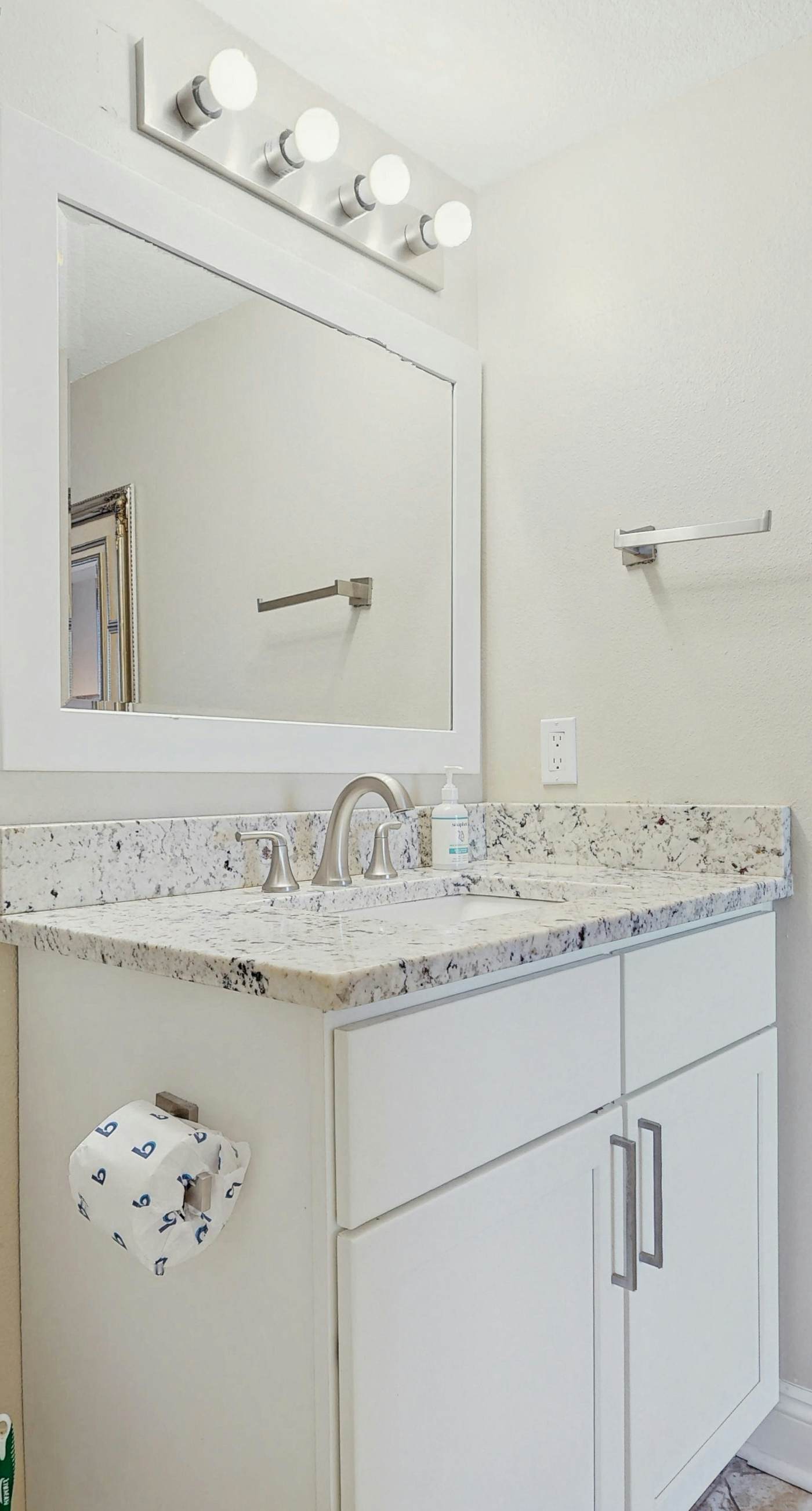 Beachfront Condo, gorgeous views, shared pool and beach access