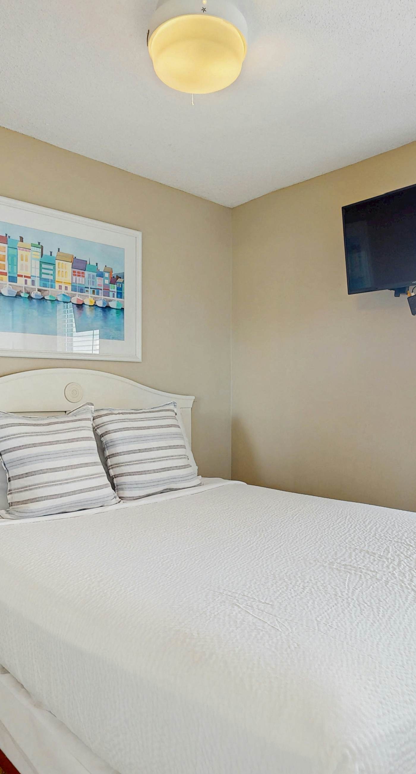 Beachfront Condo, gorgeous views, shared pool and beach access