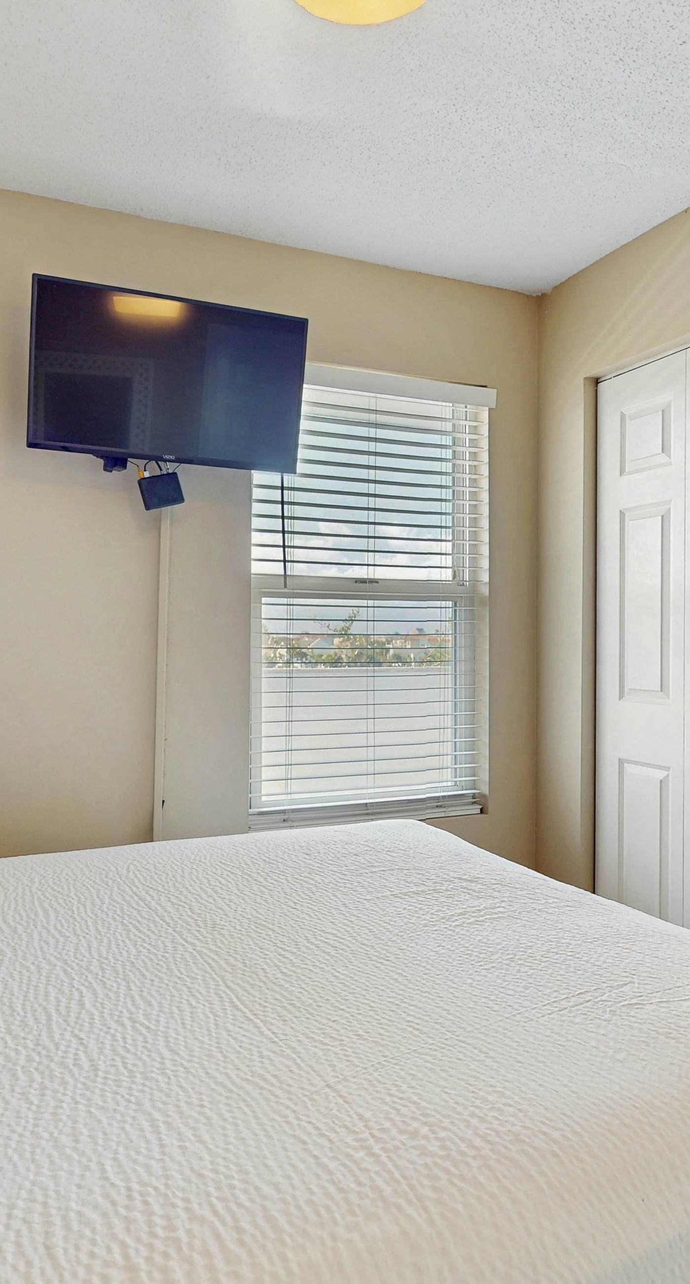 Beachfront Condo, gorgeous views, shared pool and beach access