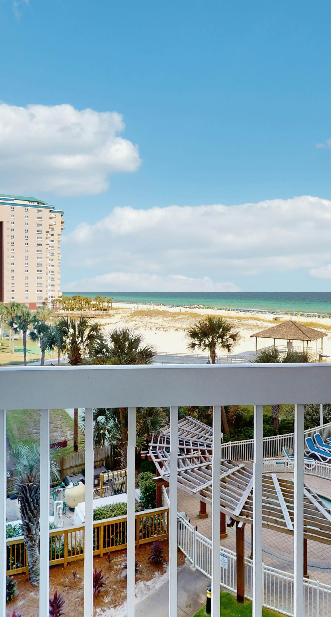 Beachfront Condo, gorgeous views, shared pool and beach access
