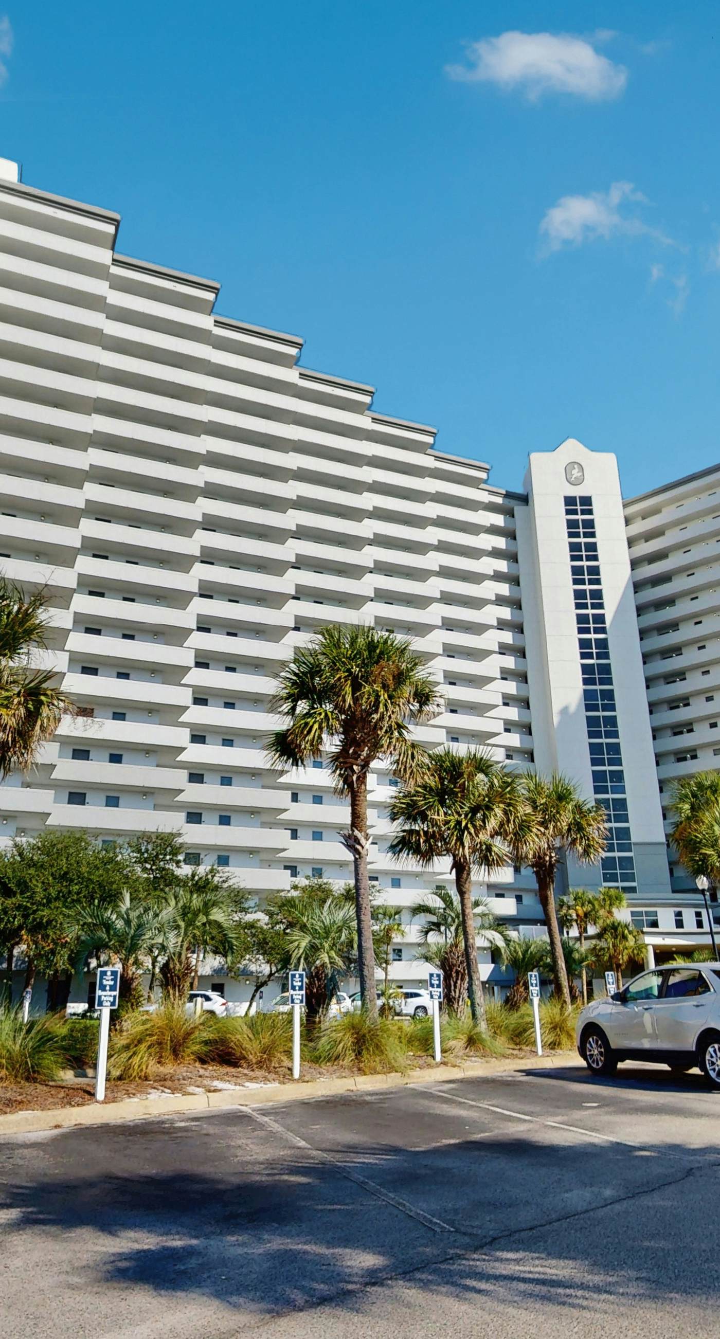 Beachfront Condo, gorgeous views, shared pool and beach access