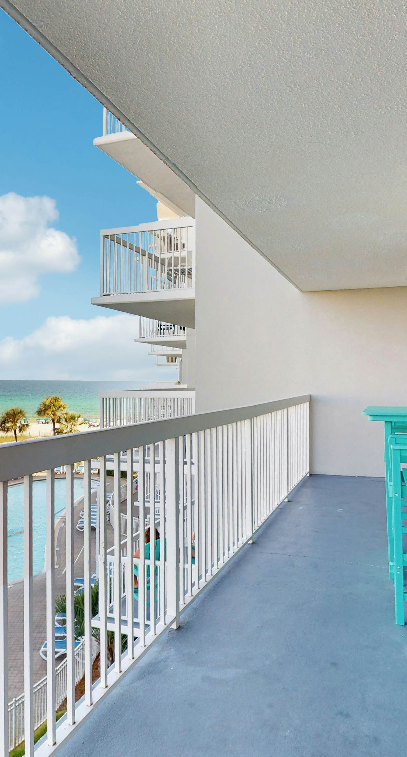 Beachfront Condo, gorgeous views, shared pool and beach access