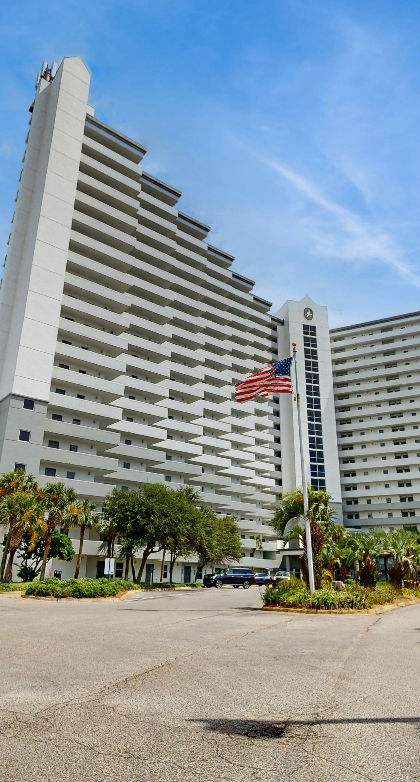 Beachfront Condo, gorgeous views, shared pool and beach access