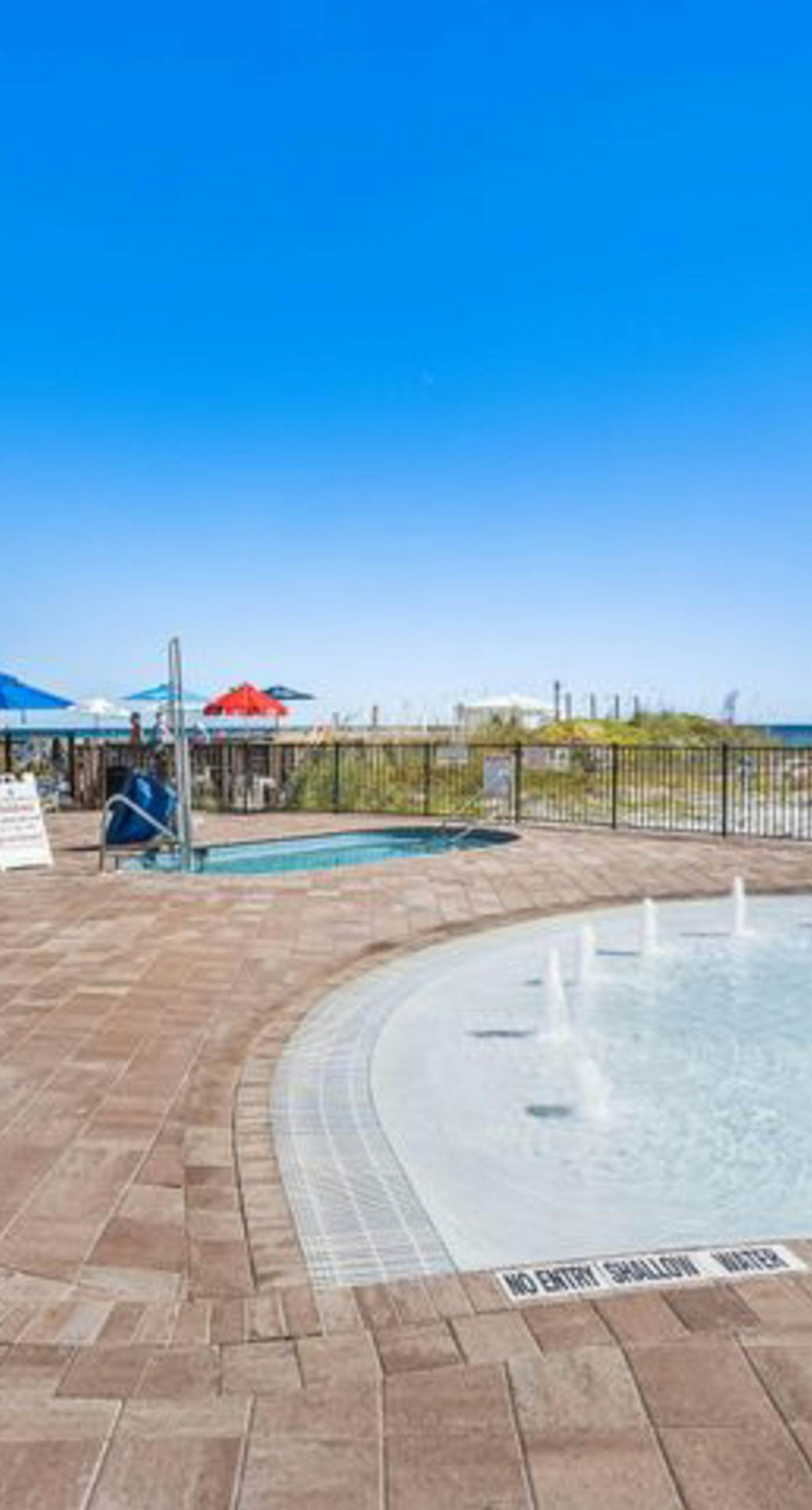 Beachfront Condo, gorgeous views, shared pool and beach access