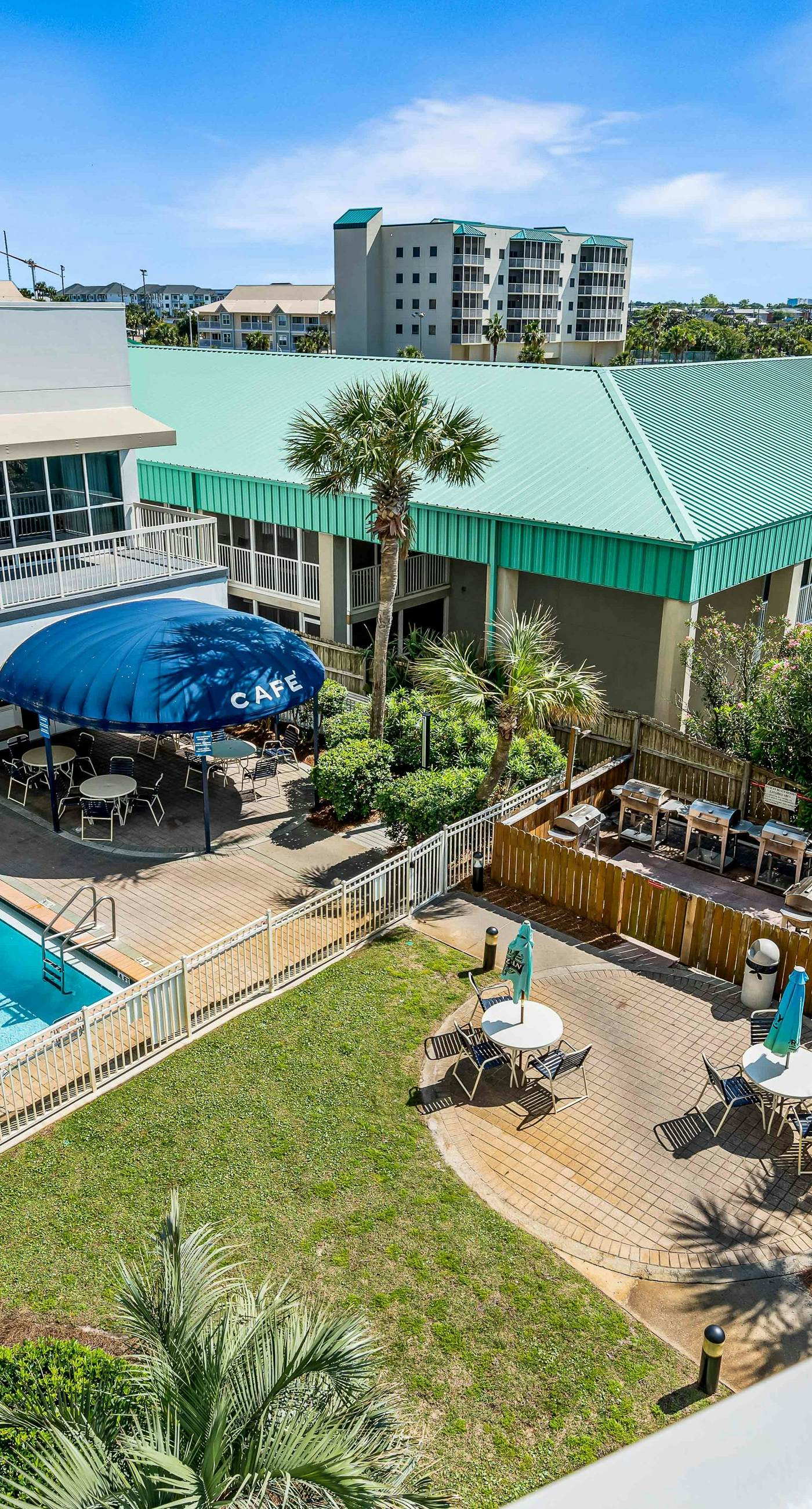 Beachfront Condo, gorgeous views, shared pool and beach access