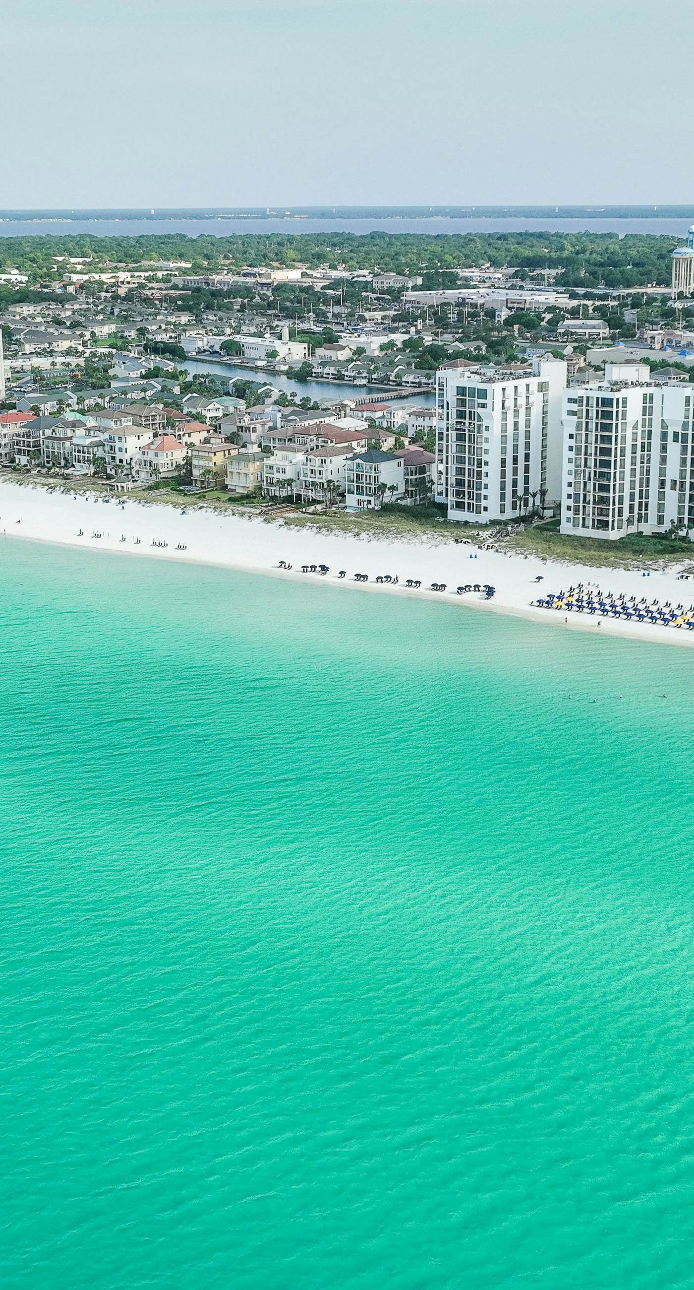 Beachfront Condo, gorgeous views, shared pool and beach access