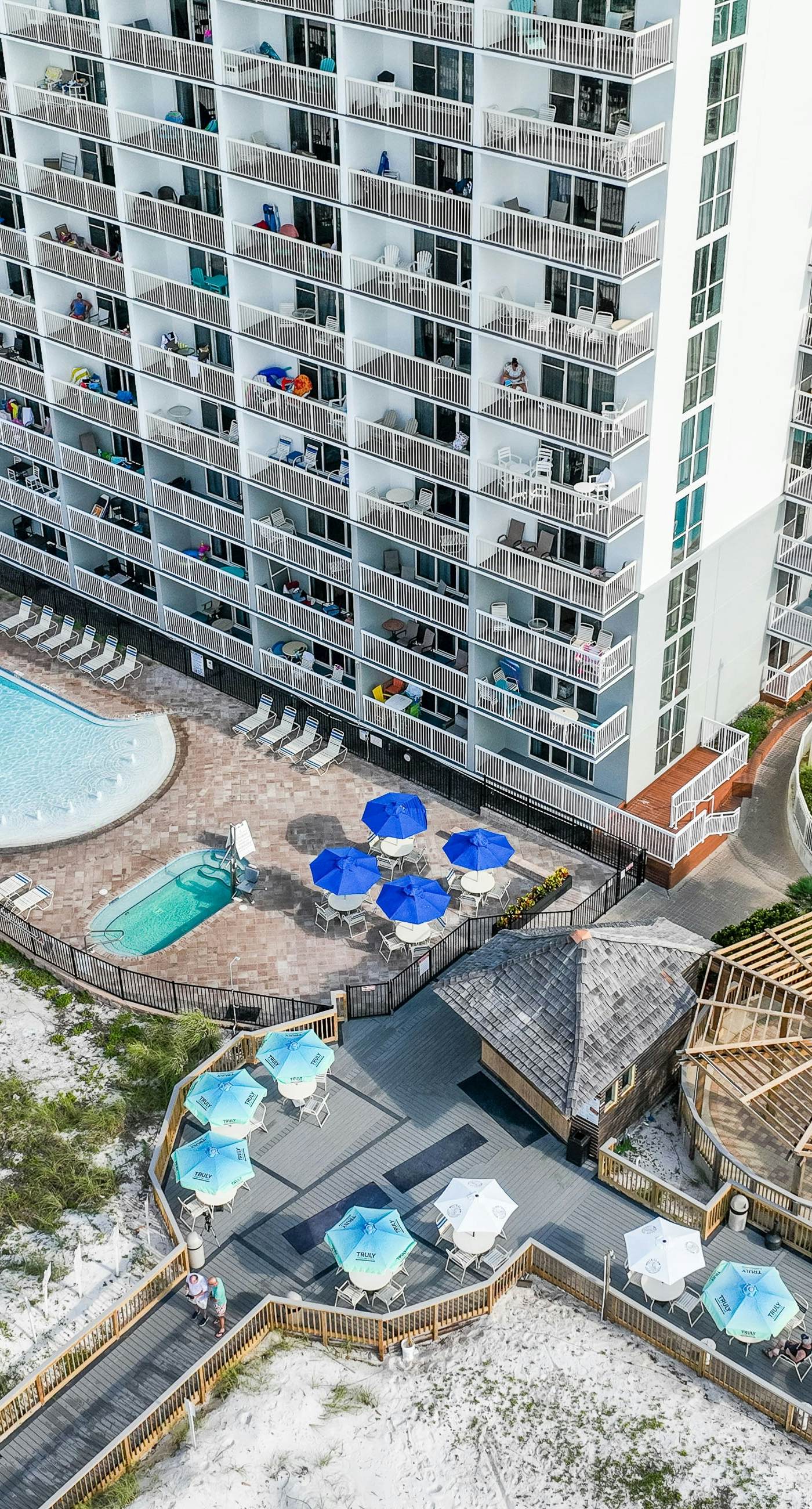 Beachfront Condo, gorgeous views, shared pool and beach access