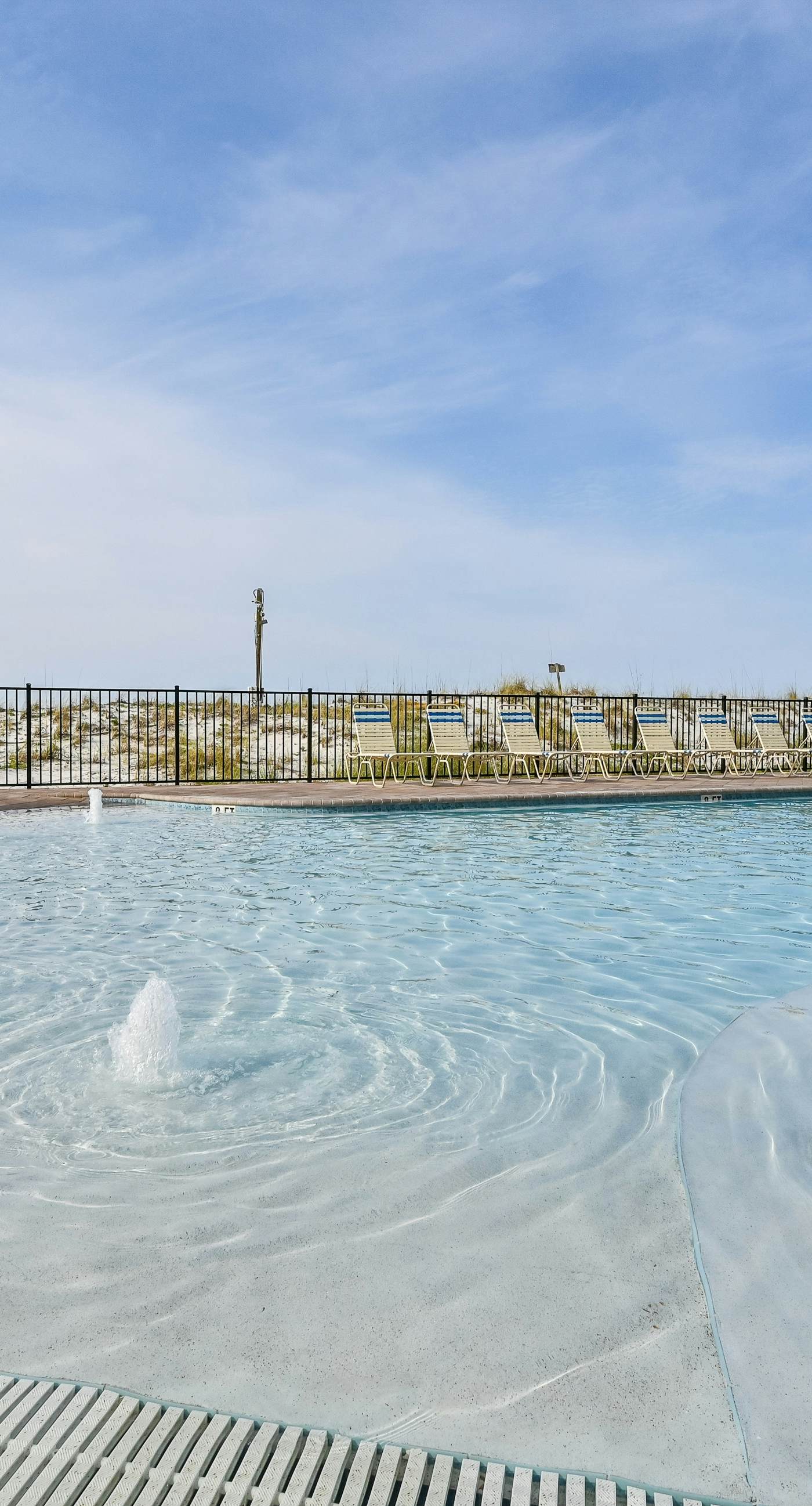 Beachfront Condo, gorgeous views, shared pool and beach access