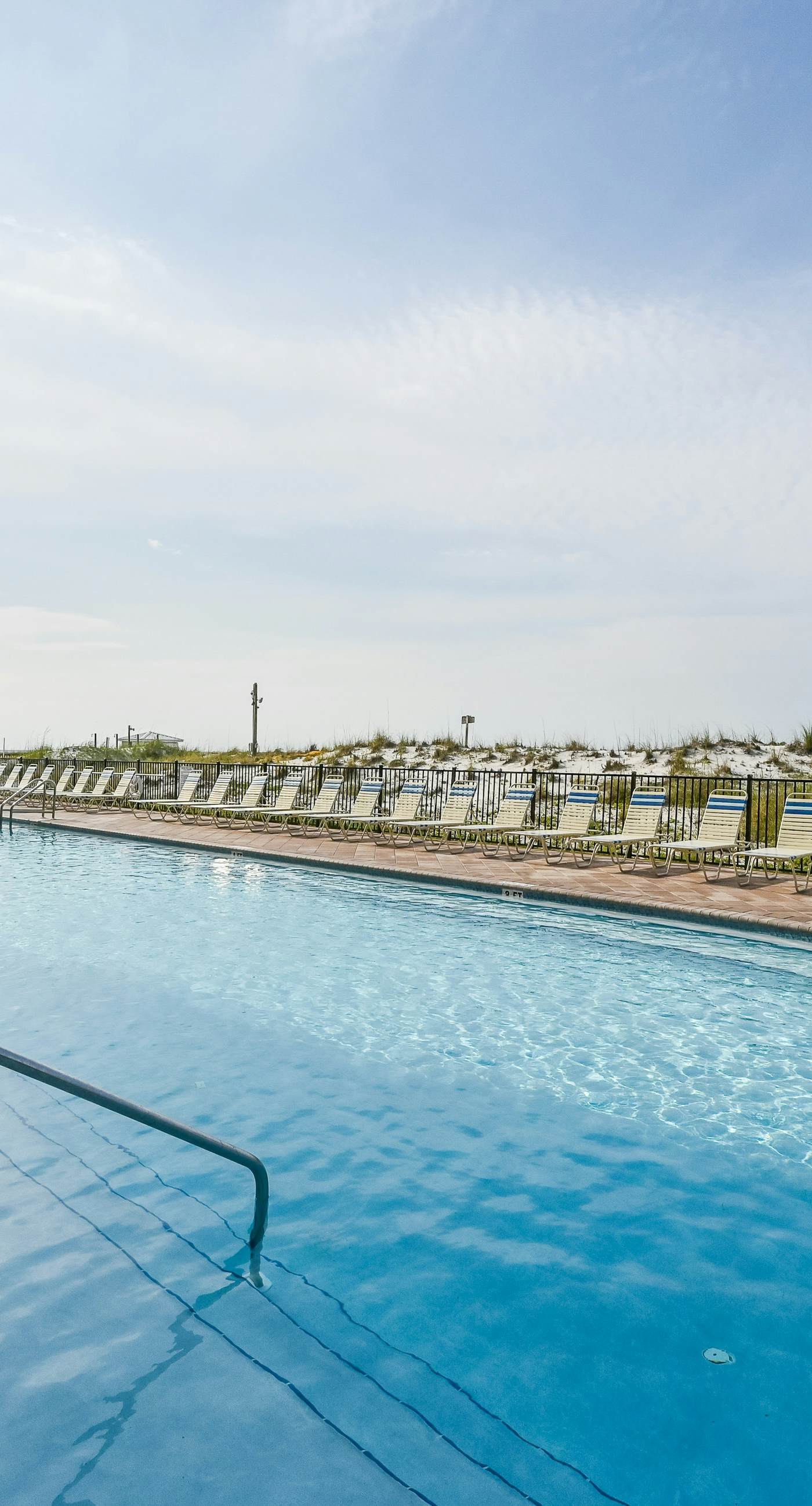 Beachfront Condo, gorgeous views, shared pool and beach access