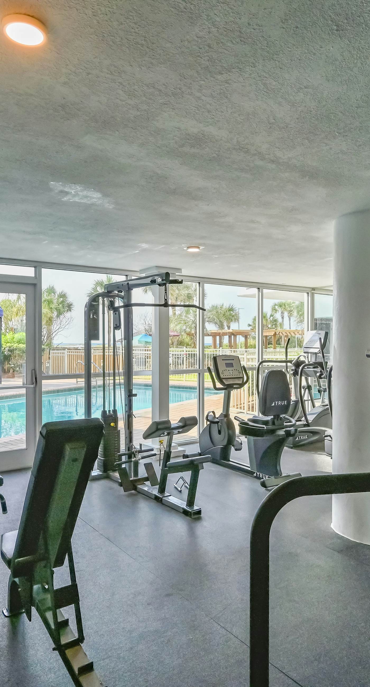 Beachfront Condo, gorgeous views, shared pool and beach access