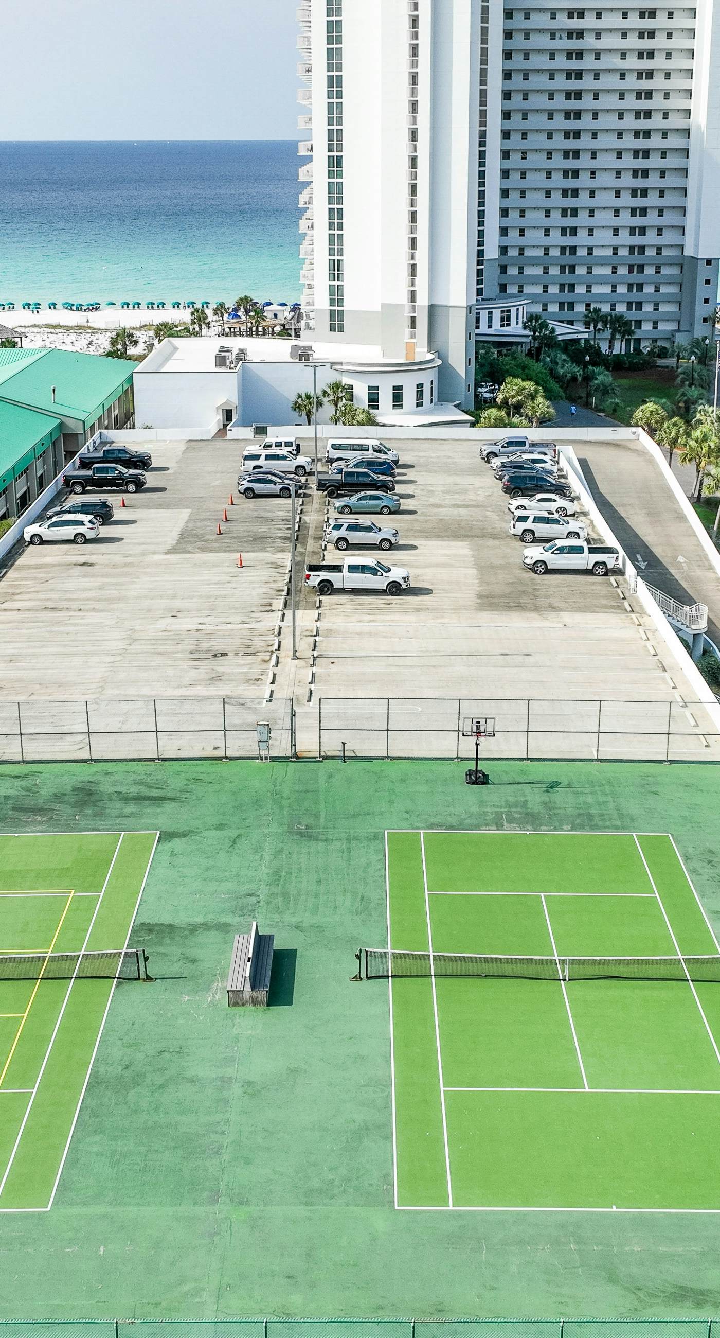 Beachfront Condo, gorgeous views, shared pool and beach access