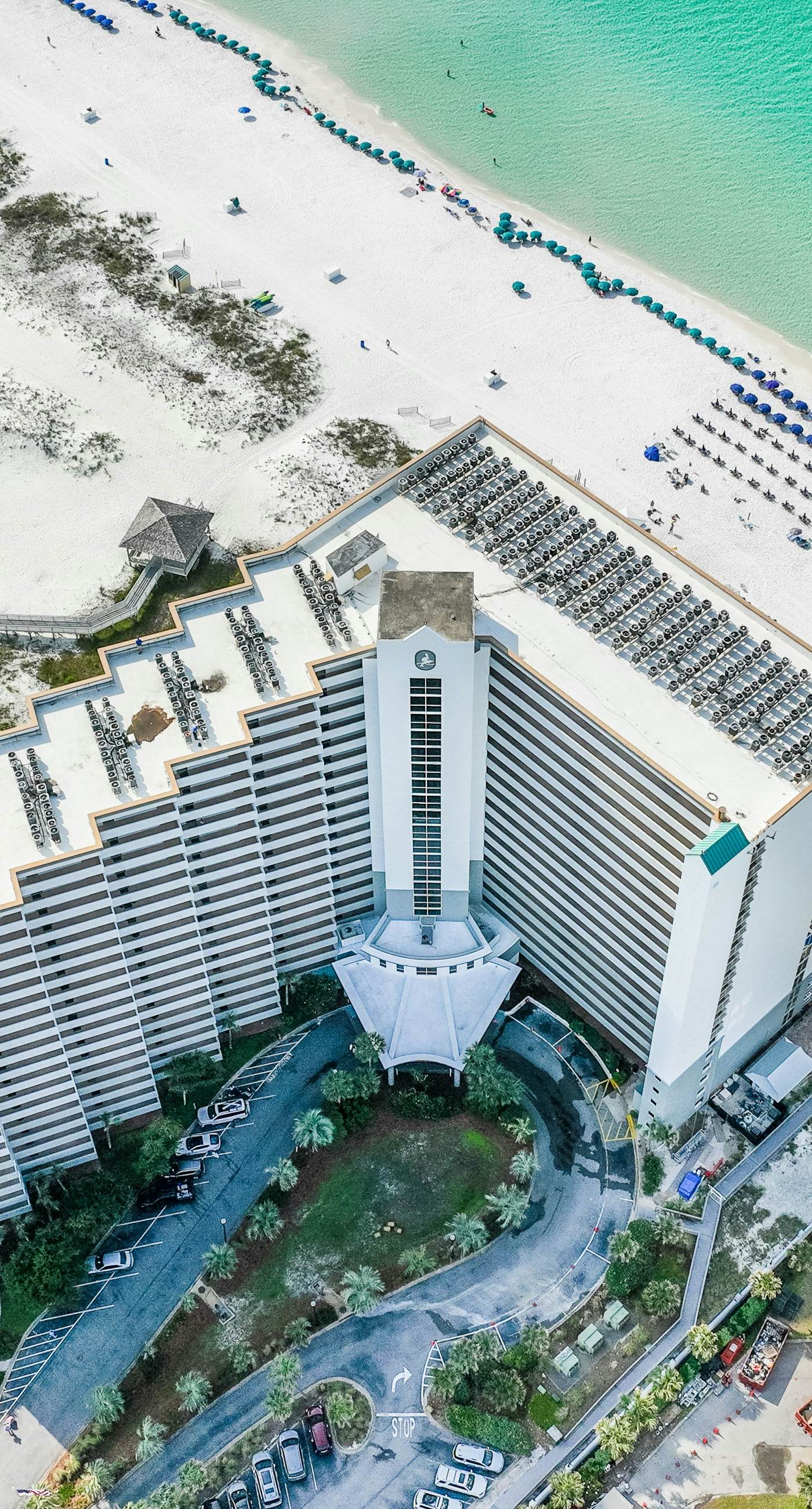 Beachfront Condo, gorgeous views, shared pool and beach access