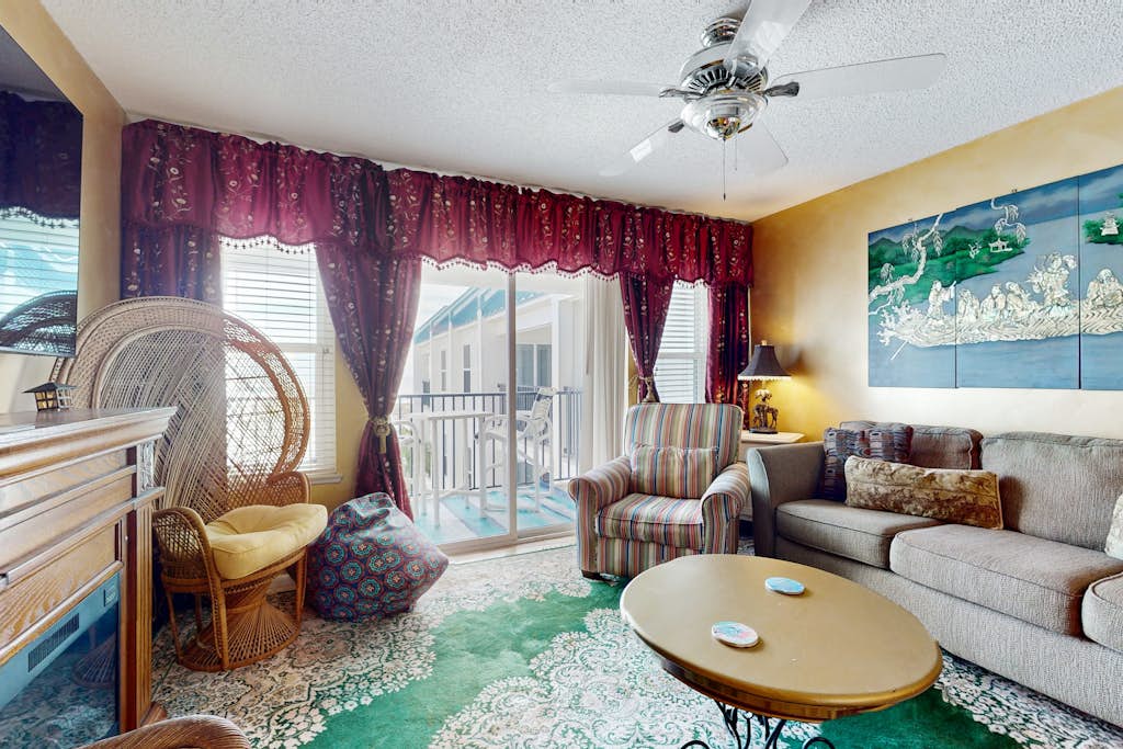Poolside Villas 306
Gorgeous beach view condo, Shared pool, beach access & Wifi