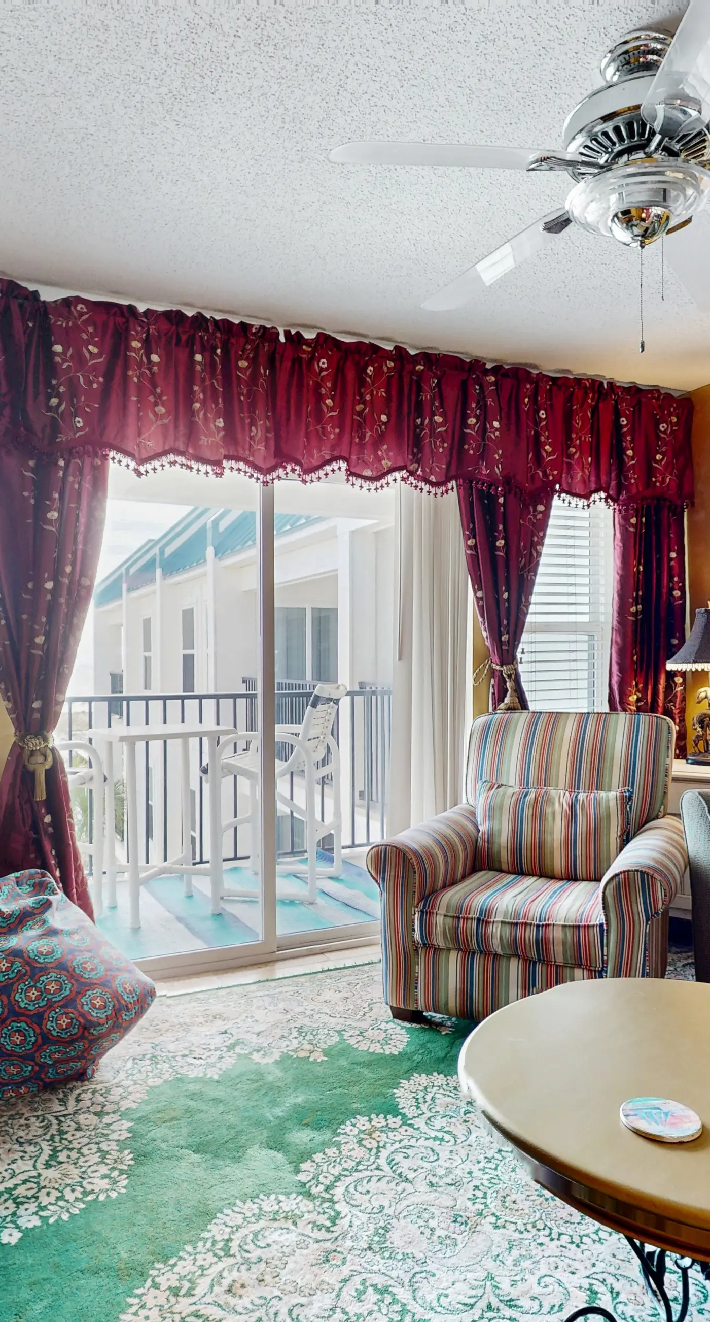 Gorgeous beach view condo, Shared pool, beach access & Wifi