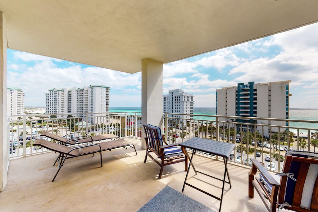 Spacious home with gorgeous gulf views, pool, large balcony, & fitness center