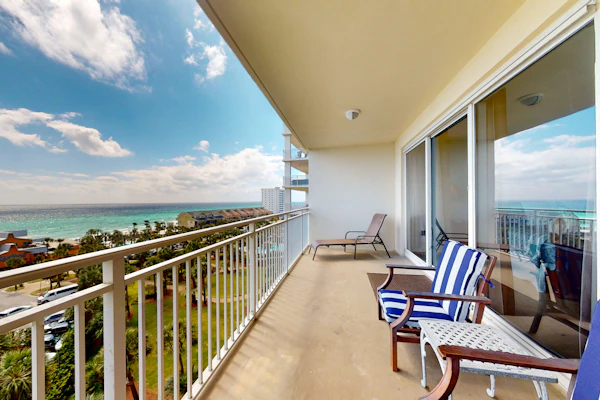 Spacious home with gorgeous gulf views, pool, large balcony, & fitness center