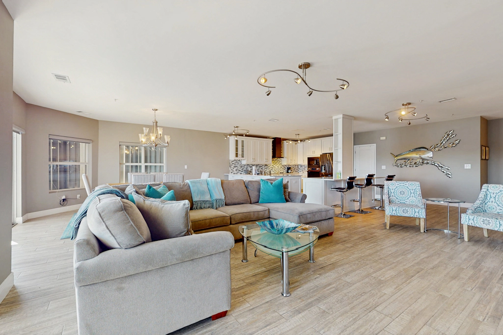 Beautiful Harbor view condo, close to shopping, beaches and entertainment