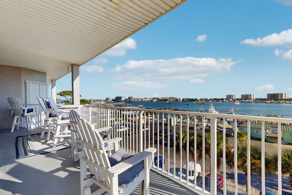 Beautiful Harbor view condo, close to shopping, beaches and entertainment