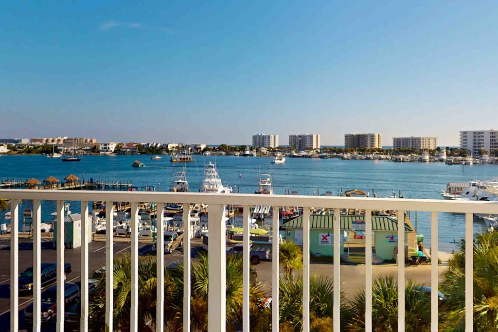 Beautiful Harbor view condo, close to shopping, beaches and entertainment