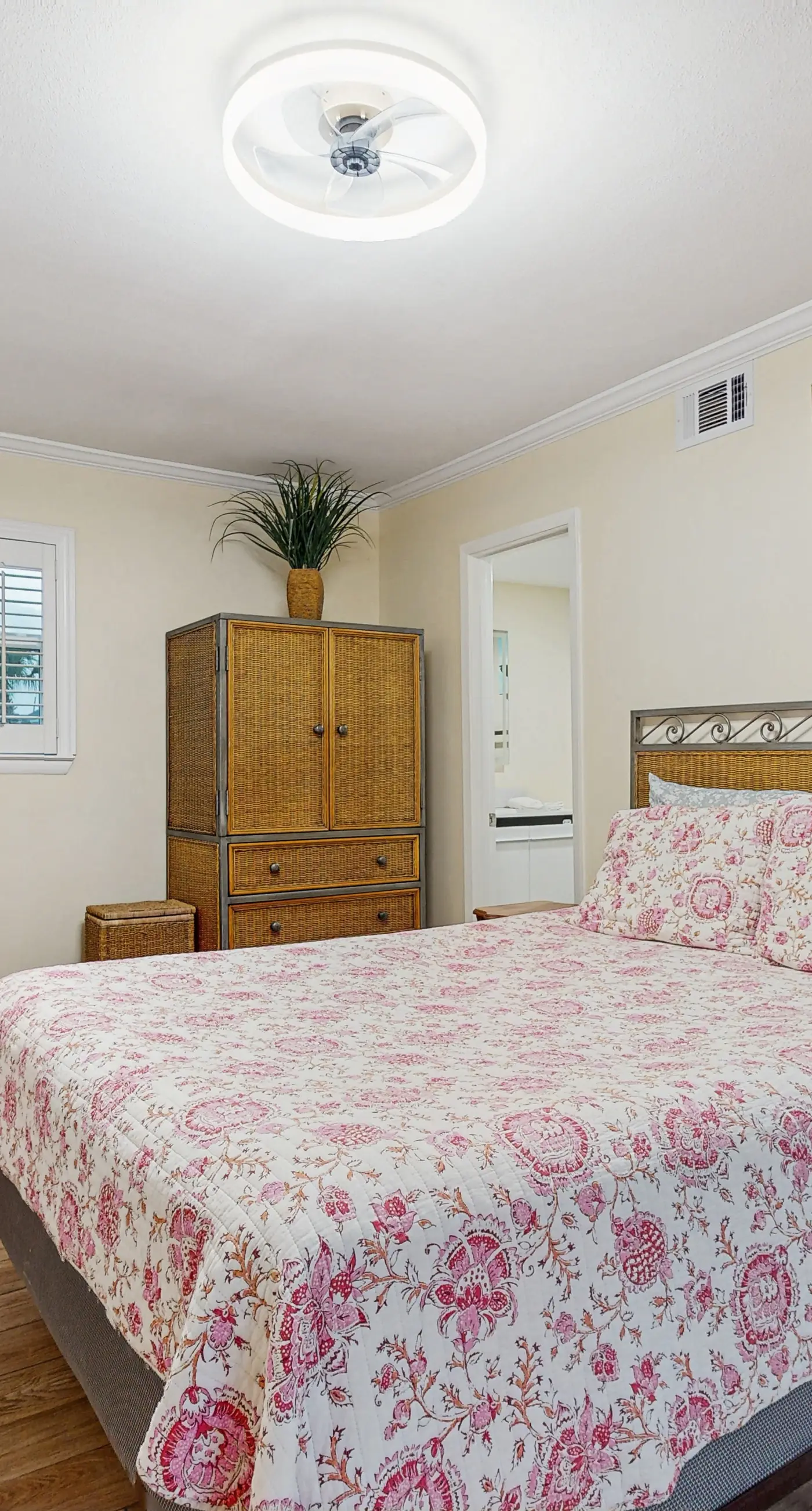 Waterfront villa with multi level home, shared pool & easy beach access