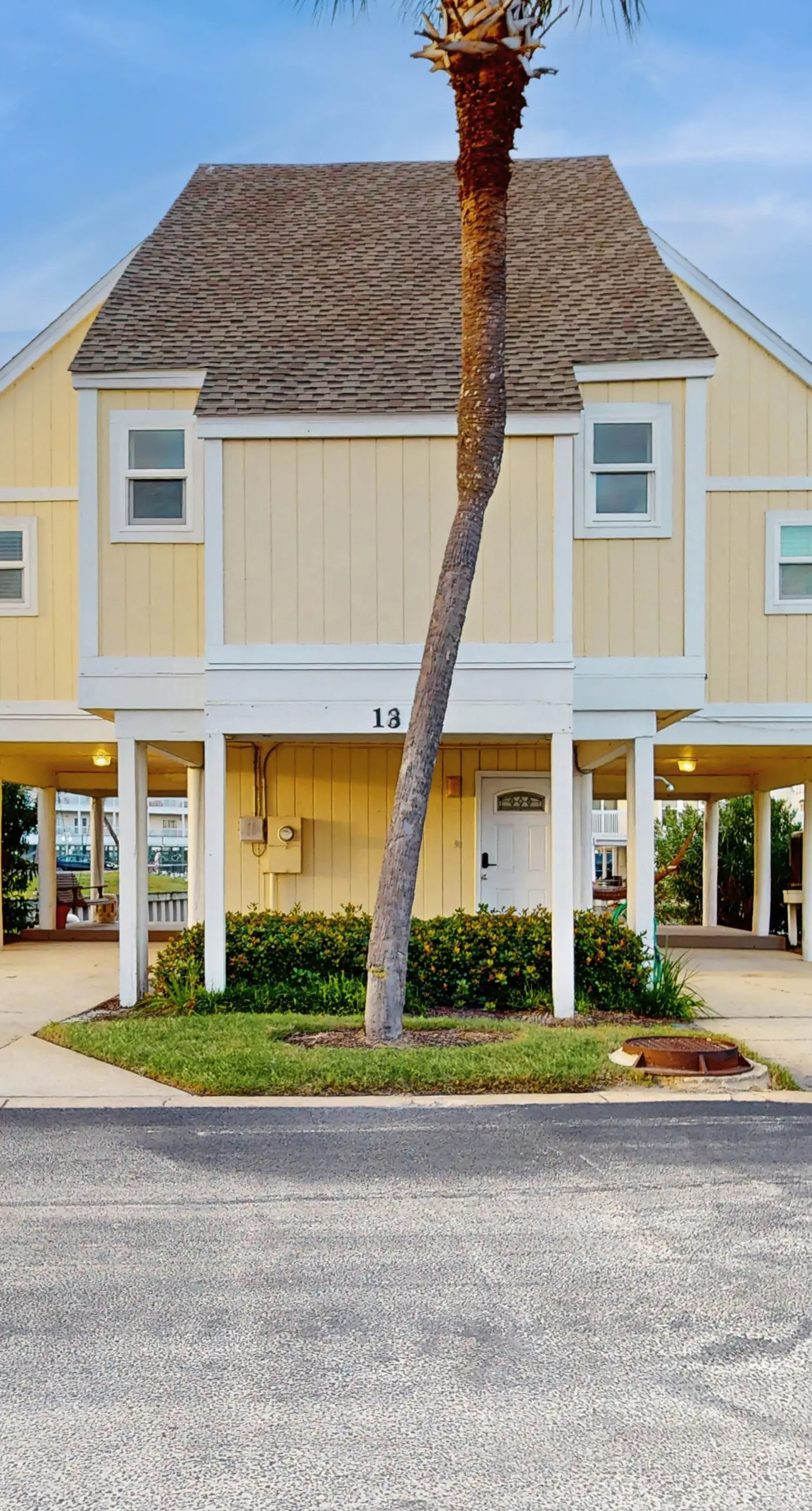 Waterfront villa with multi level home, shared pool & easy beach access