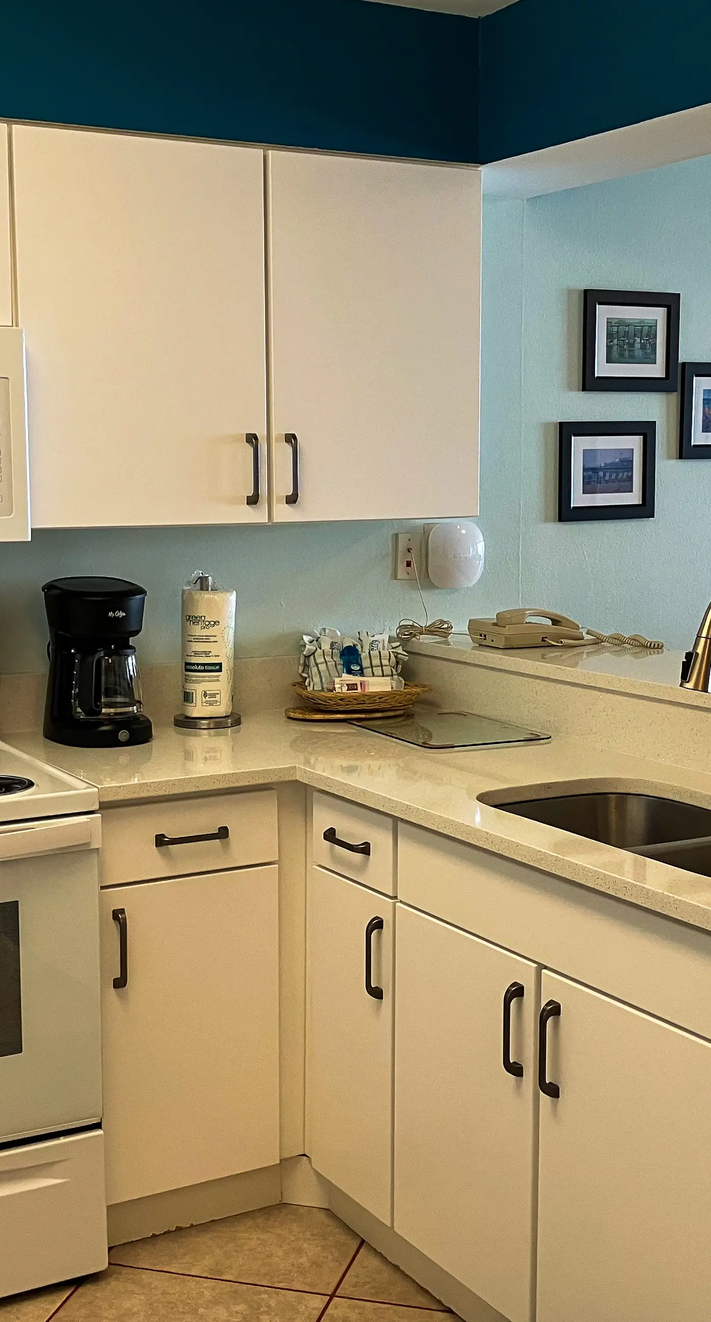 Coastal condo with Gulf views, washer and dryer, Wifi, Community pool