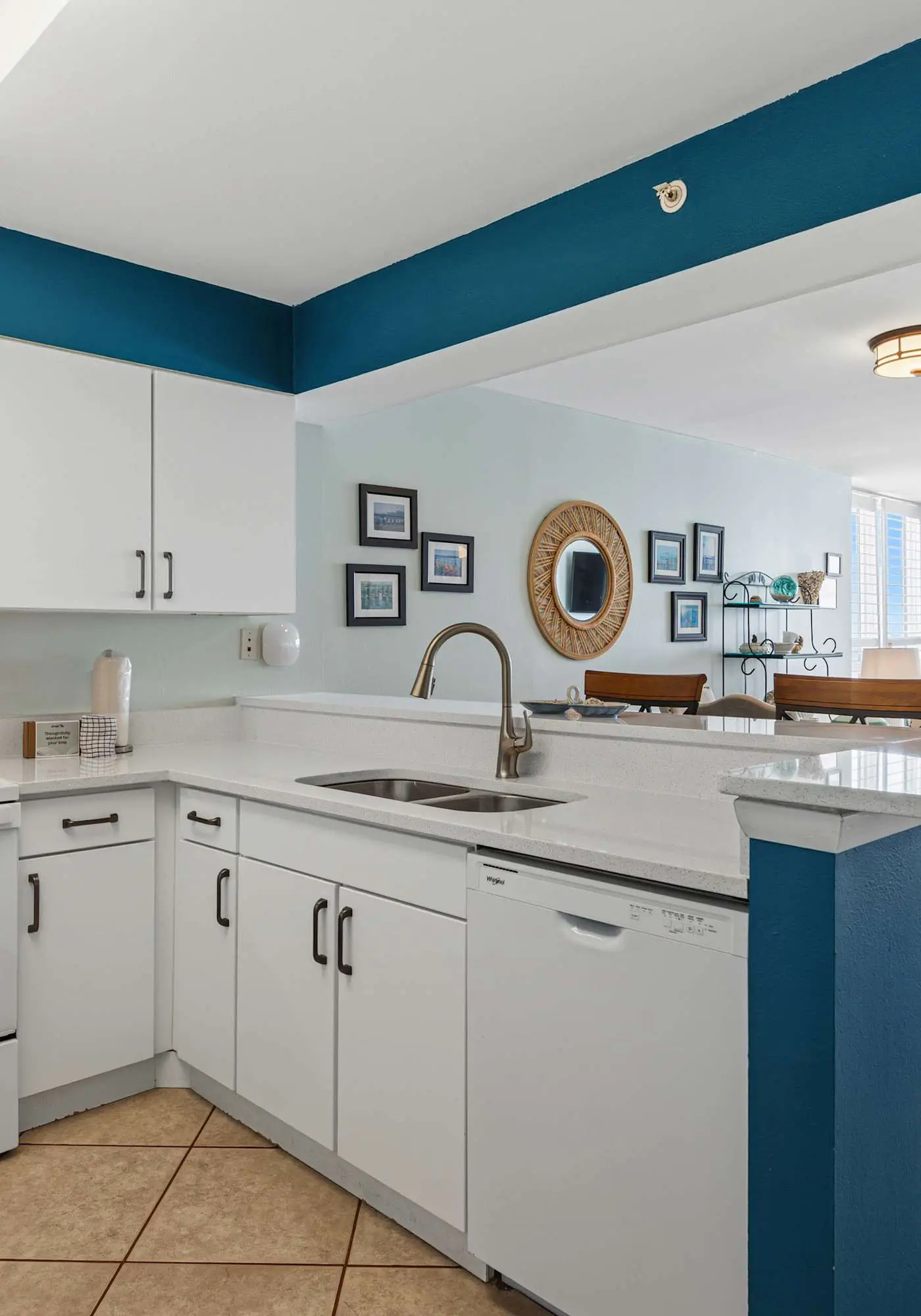 Coastal condo with Gulf views, washer and dryer, Wifi, Community pool
