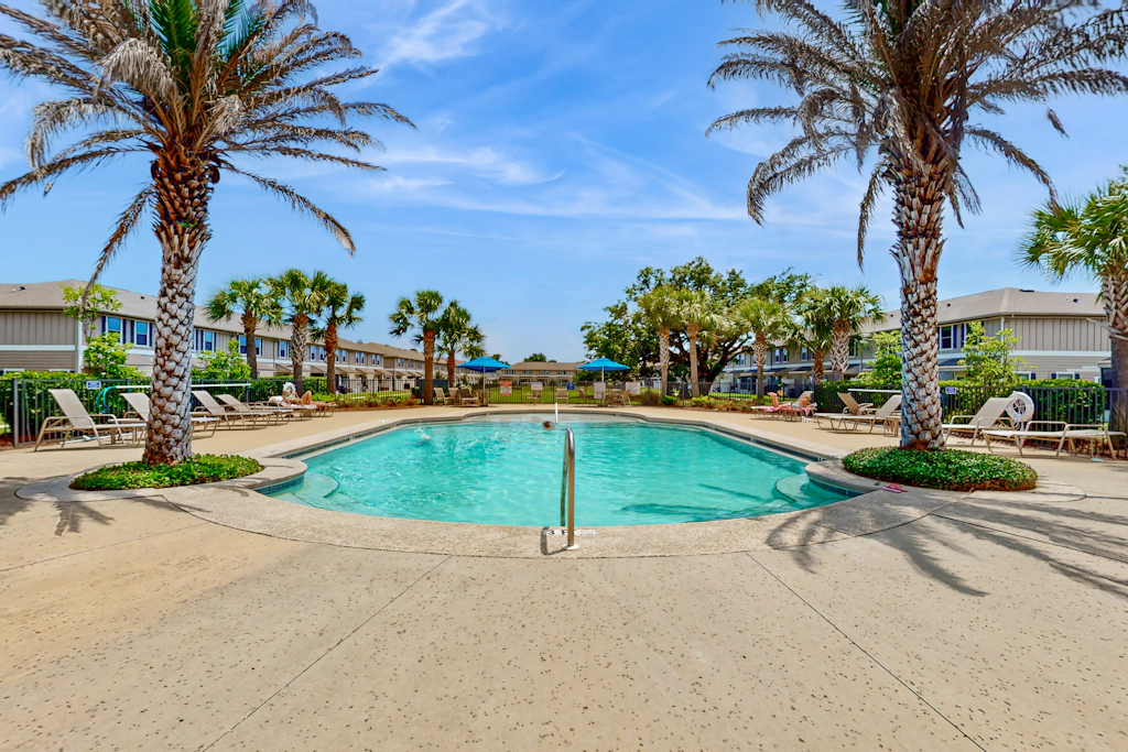 Two-story townhome near the beach with WiFi, washer and dryer