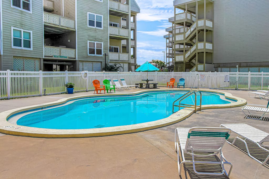 Bayview Condo with Shared Pool, Beach Nearby - Snowbirds Welcome
