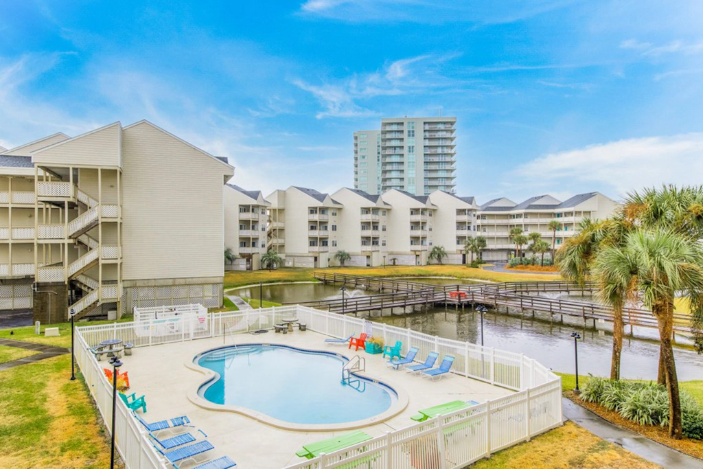 Bayview Condo with Shared Pool, Beach Nearby - Snowbirds Welcome
