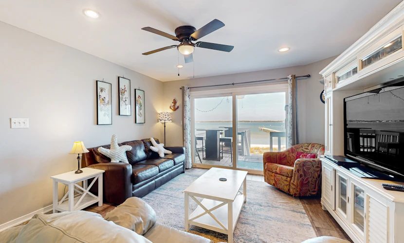 Lovely Condo with Bay Views, Free WiFi, Pool - Walk to Beach, Snowbirds Welcome