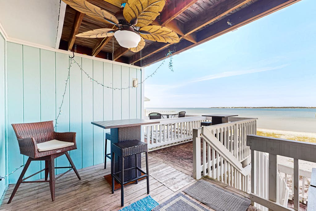 Lovely Condo with Bay Views, Free WiFi, Pool - Walk to Beach, Snowbirds Welcome