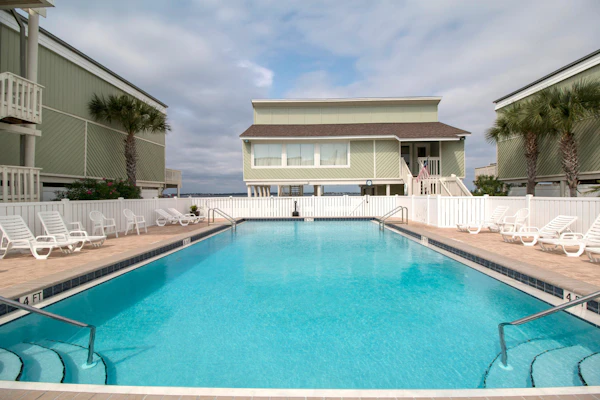 Lovely Condo with Bay Views, Free WiFi, Pool - Walk to Beach, Snowbirds Welcome