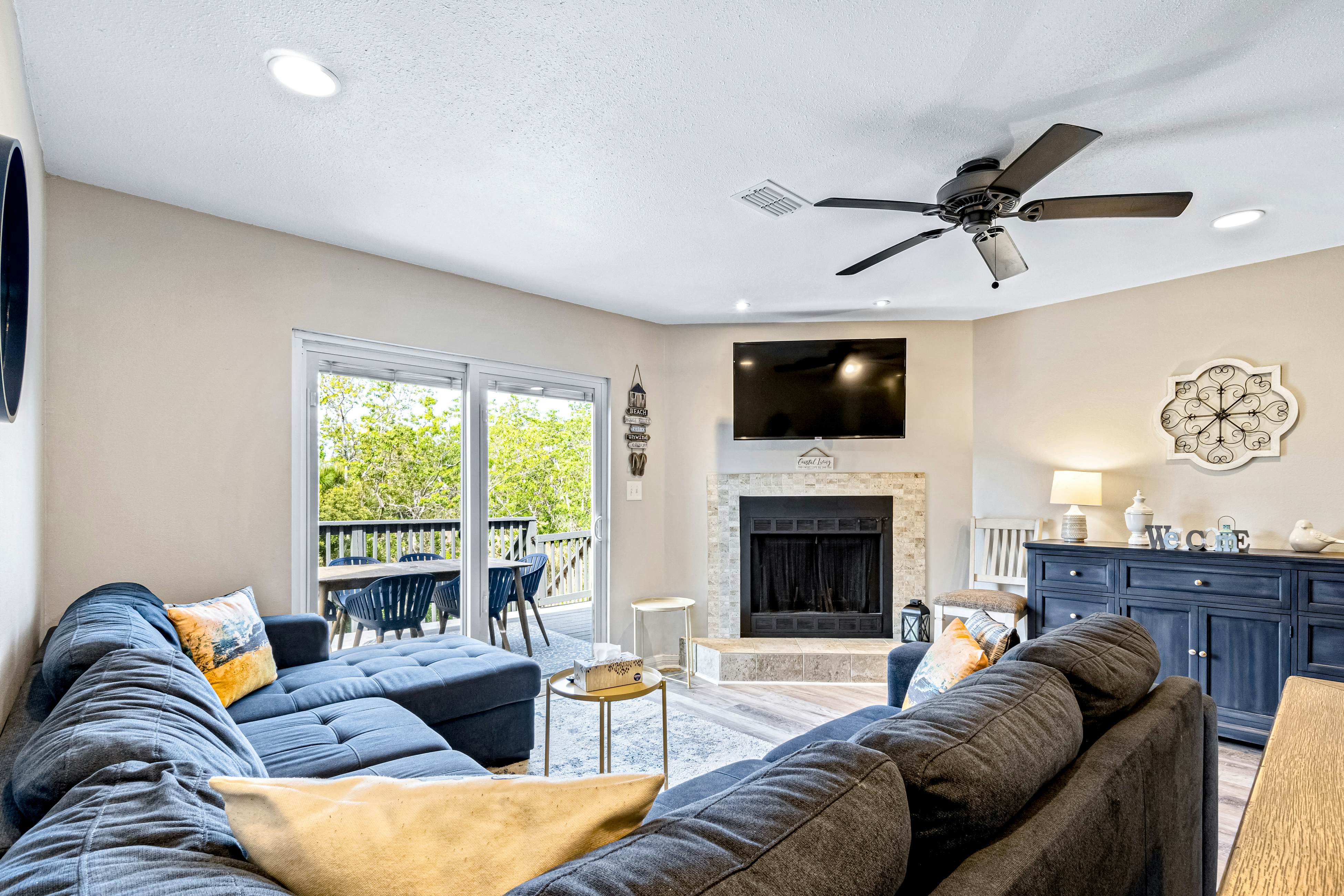 Dog-friendly townhome with private deck, charming interior, washer&dryer & AC