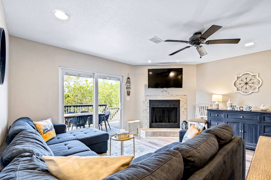 Dog-friendly townhome with private deck, charming interior, washer&dryer & AC