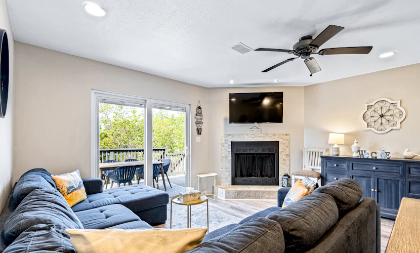 Dog-friendly townhome with private deck, charming interior, washer&dryer & AC