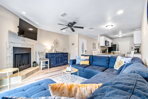 Dog-friendly townhome with private deck, charming interior, washer&dryer & AC