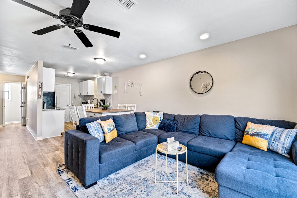 Dog-friendly townhome with private deck, charming interior, washer&dryer & AC