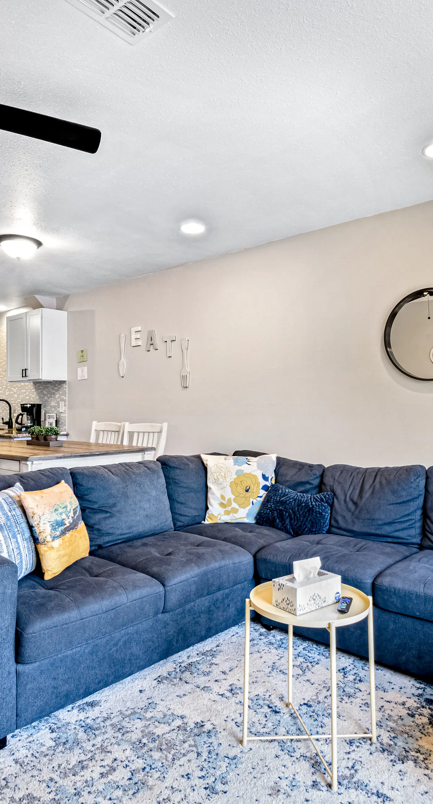 Dog-friendly townhome with private deck, charming interior, washer&dryer & AC