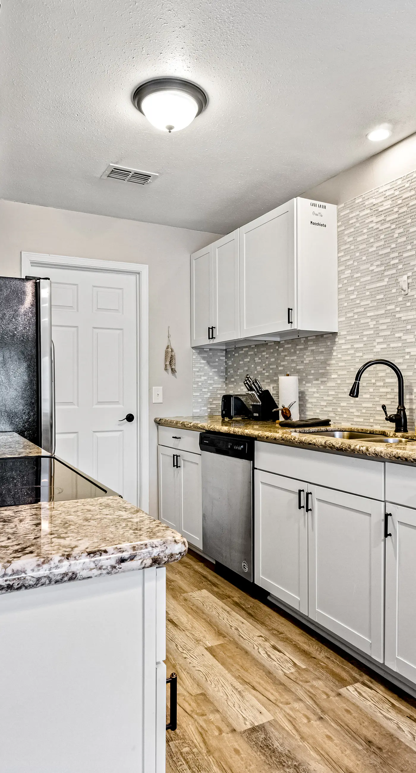 Dog-friendly townhome with private deck, charming interior, washer&dryer & AC