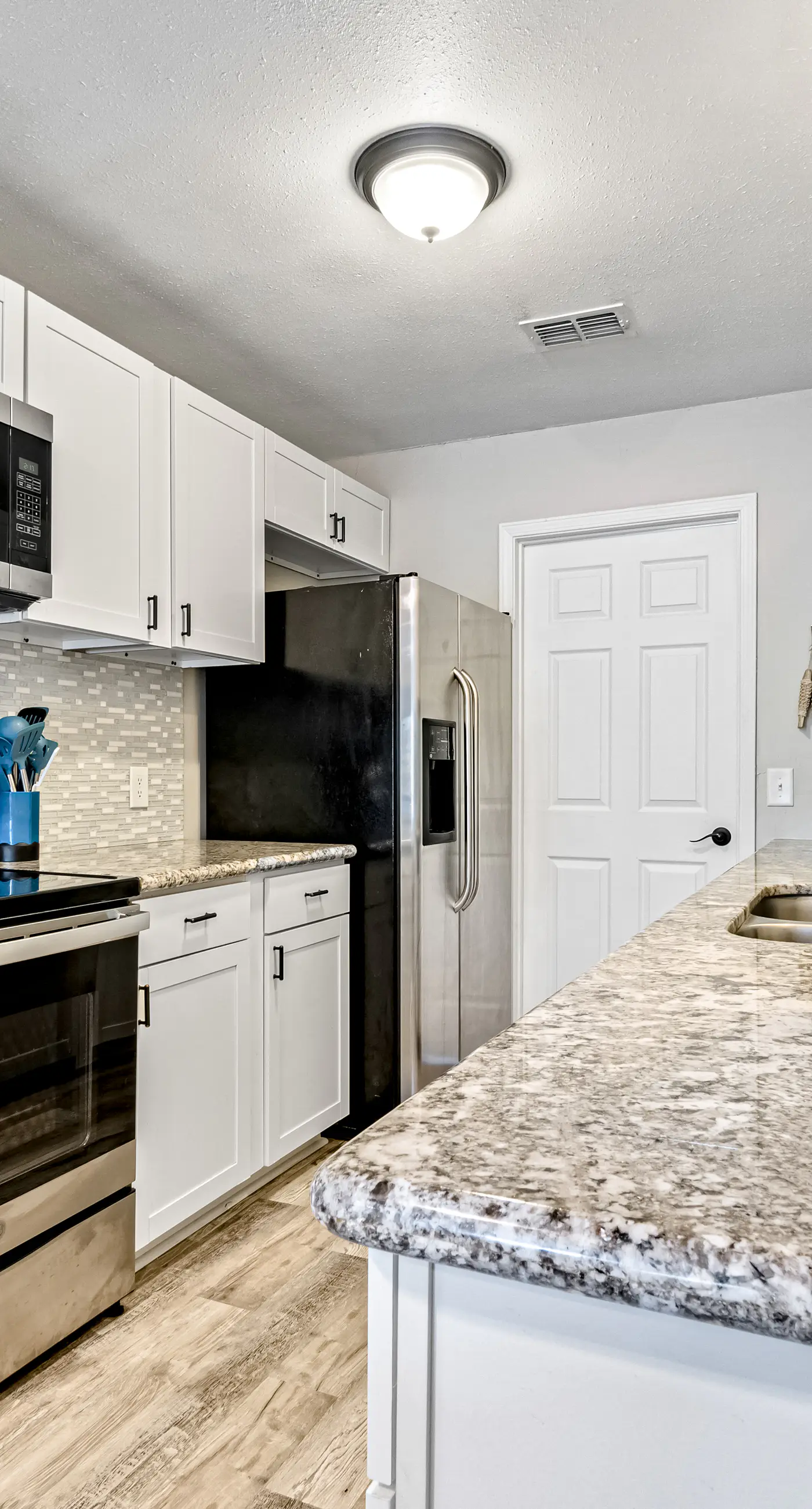 Dog-friendly townhome with private deck, charming interior, washer&dryer & AC