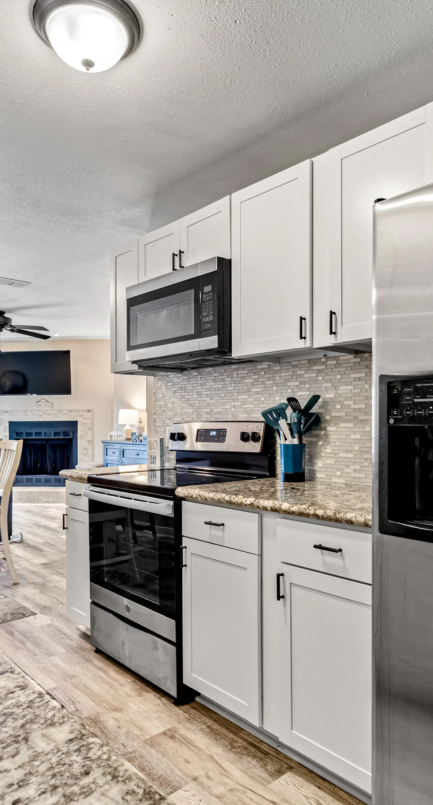 Dog-friendly townhome with private deck, charming interior, washer&dryer & AC