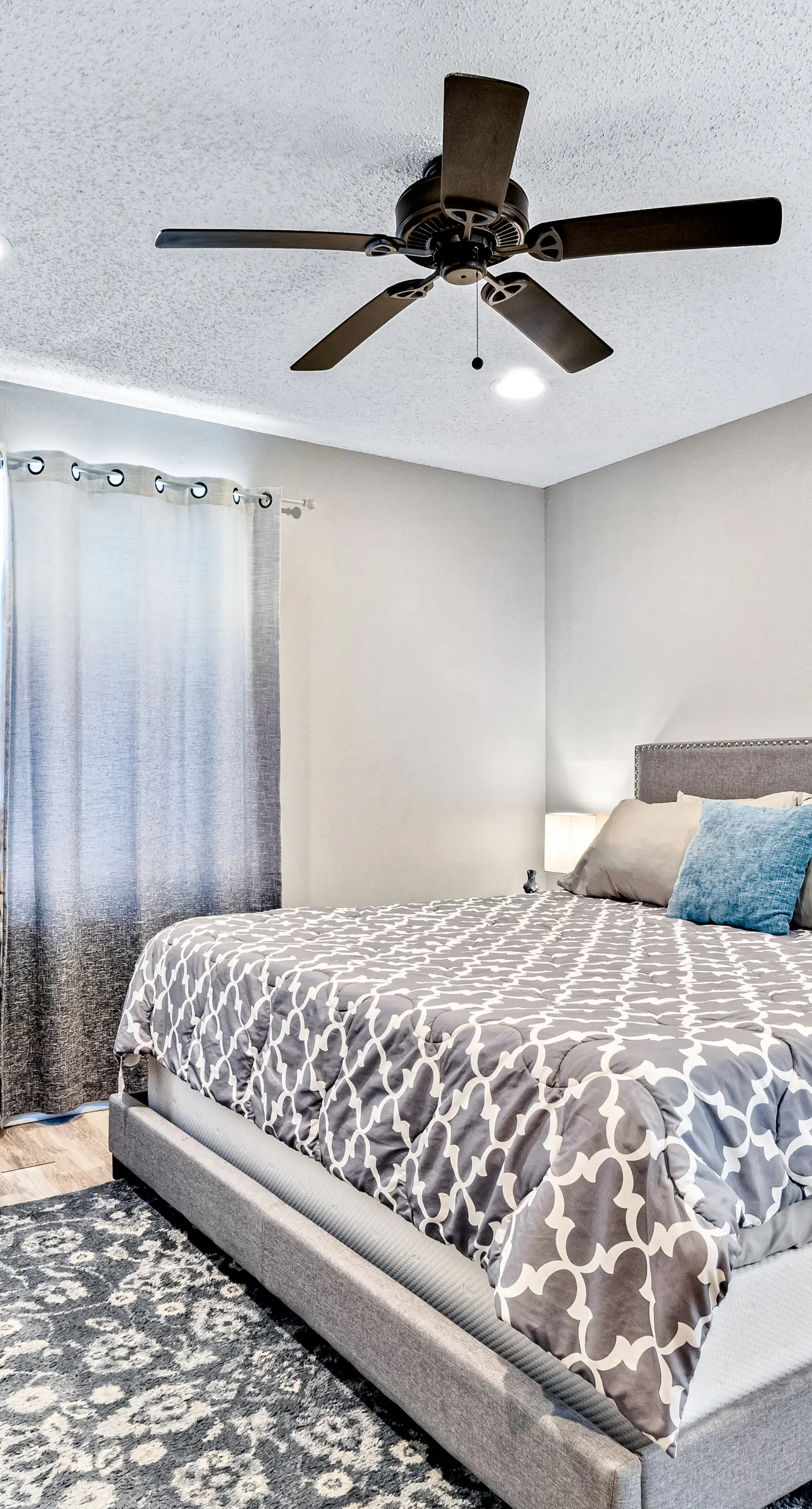 Dog-friendly townhome with private deck, charming interior, washer&dryer & AC