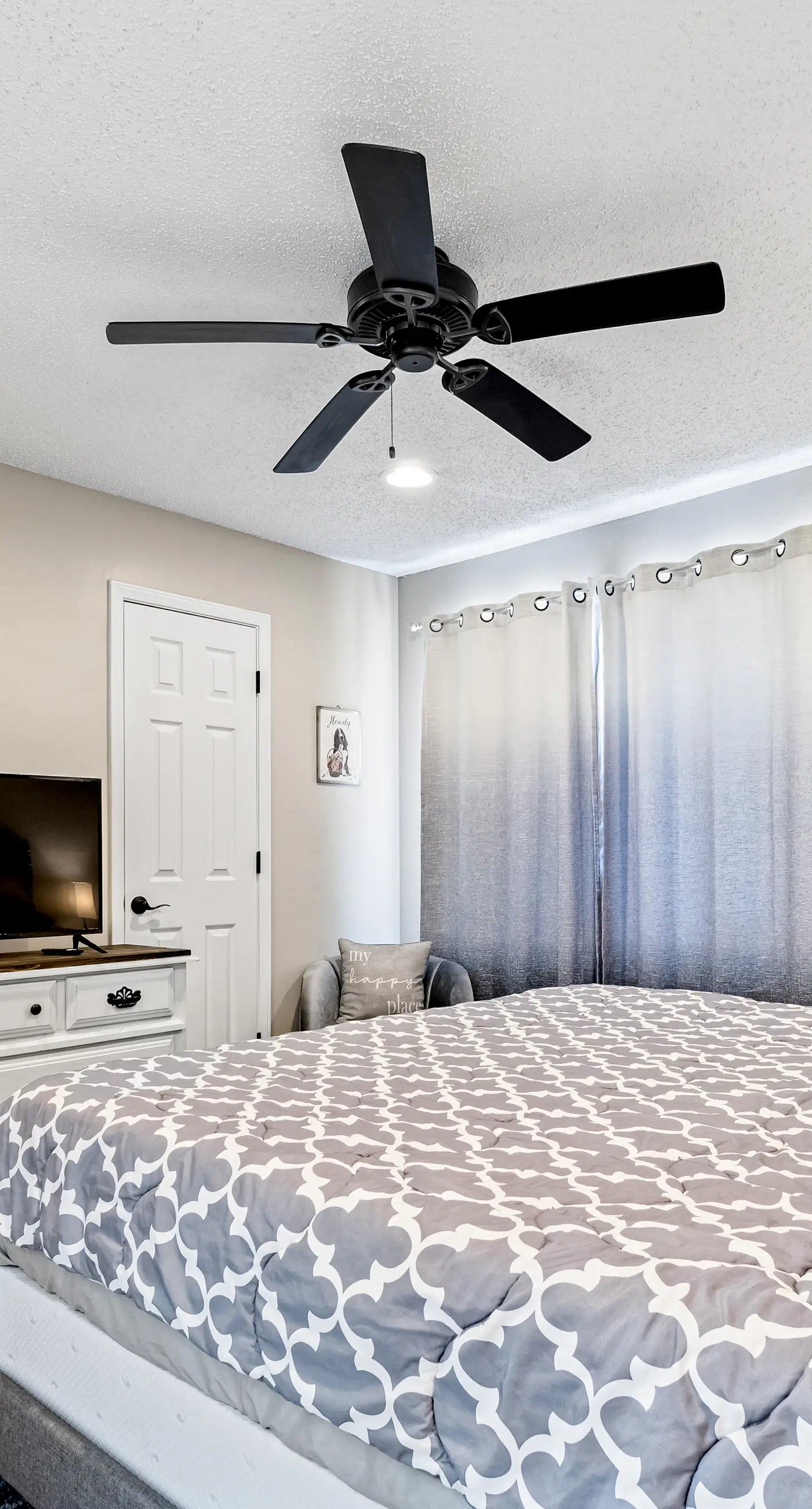 Dog-friendly townhome with private deck, charming interior, washer&dryer & AC